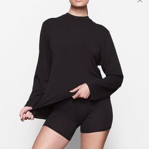 SKIMS Boyfriend Long Sleeve T-Shirt in Onyx